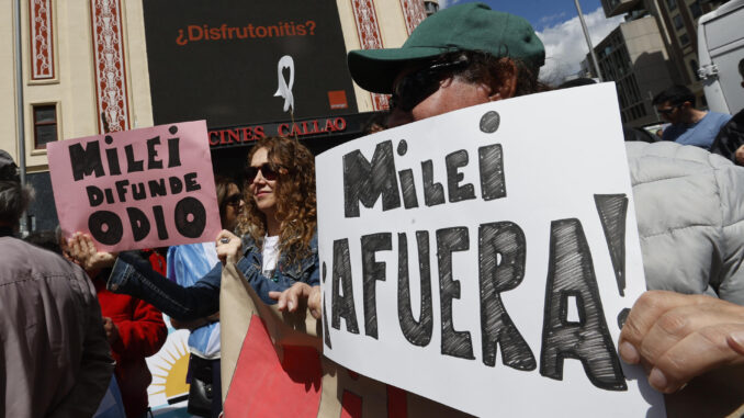 Concentración de protesta contra la visita del presidente argentino, Javier Milei, a Madrid, el 18 de mayo de 2024. EFE/ Fernando Alvarado
