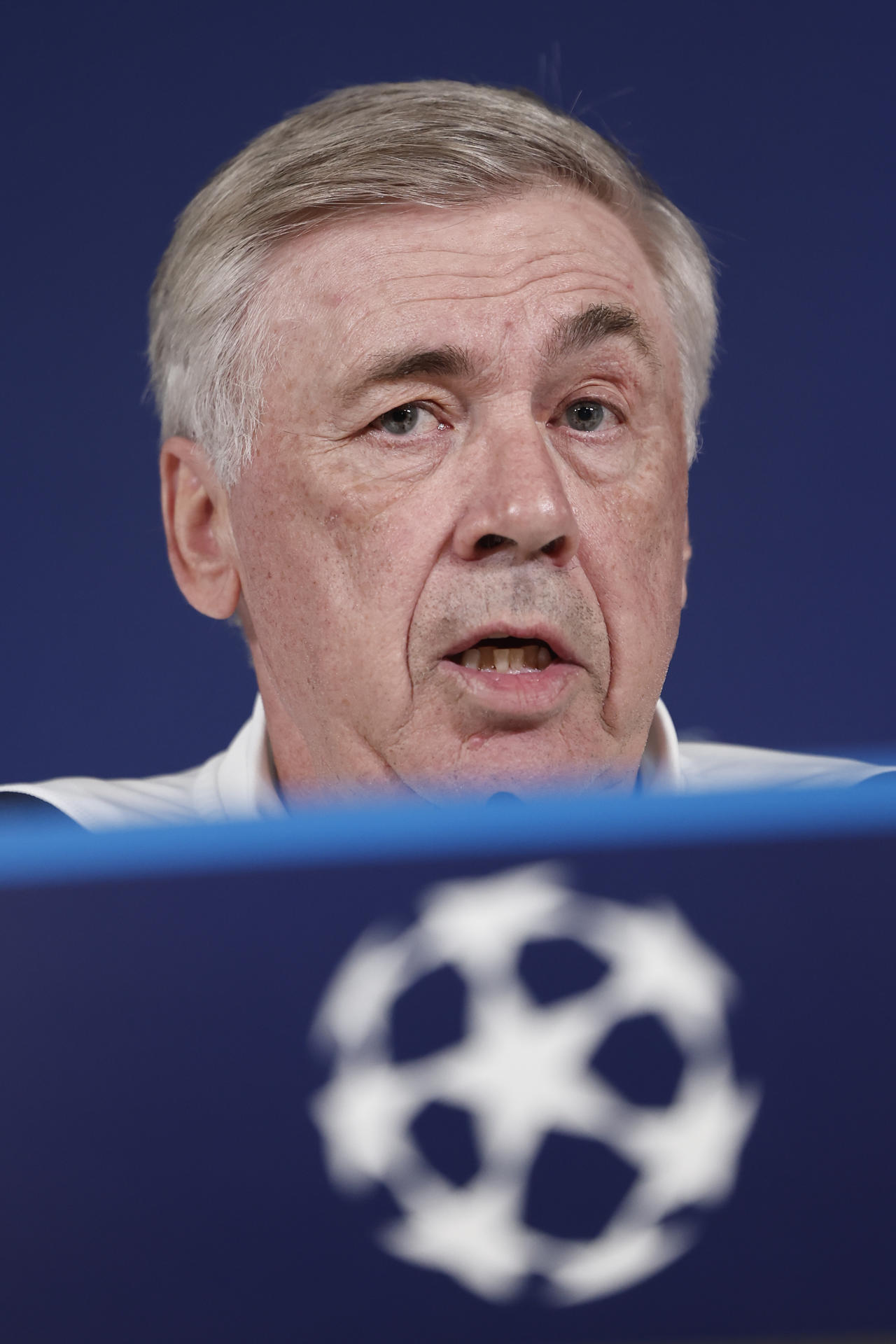 El entrenador del Real Madrid, Carlo Ancelotti, da una rueda de prensa tras dirigir un entrenamiento del equipo este martes en la ciudad deportiva del club en Valdebebas, Madrid, en la víspera del partido de vuelta de semifinales de la Liga de Campeones de la UEFA contra el Bayern Múnich. EFE/Sergio Pérez
