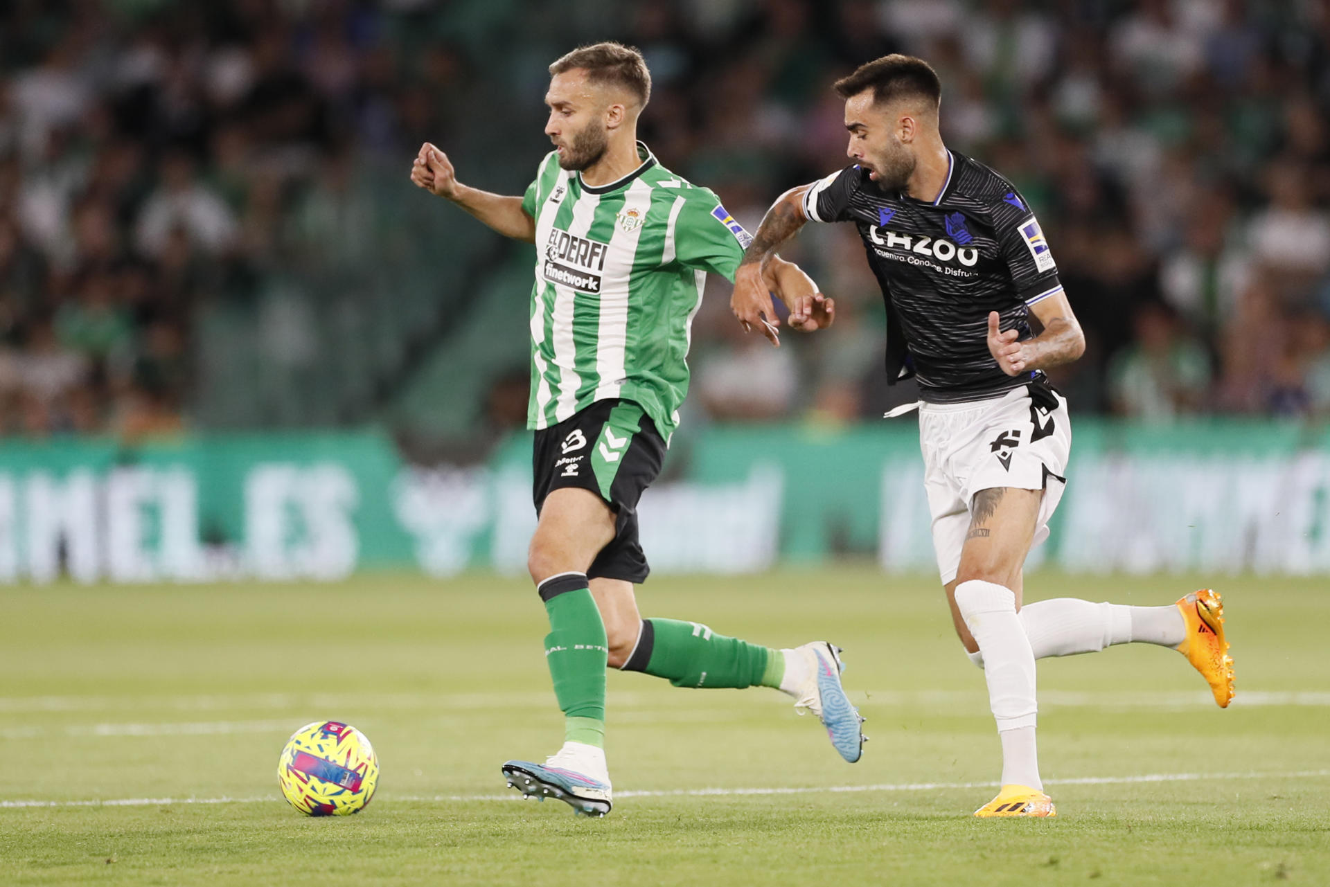 El defensa argentino del Betis, Germán Pezzella (i), con el balón ante el centrocampista de la Real Sociedad, Brais Méndez,en el estadio Benito Villamarín, en Sevilla en foto de archivo de José Manuel Vidal.EFE
