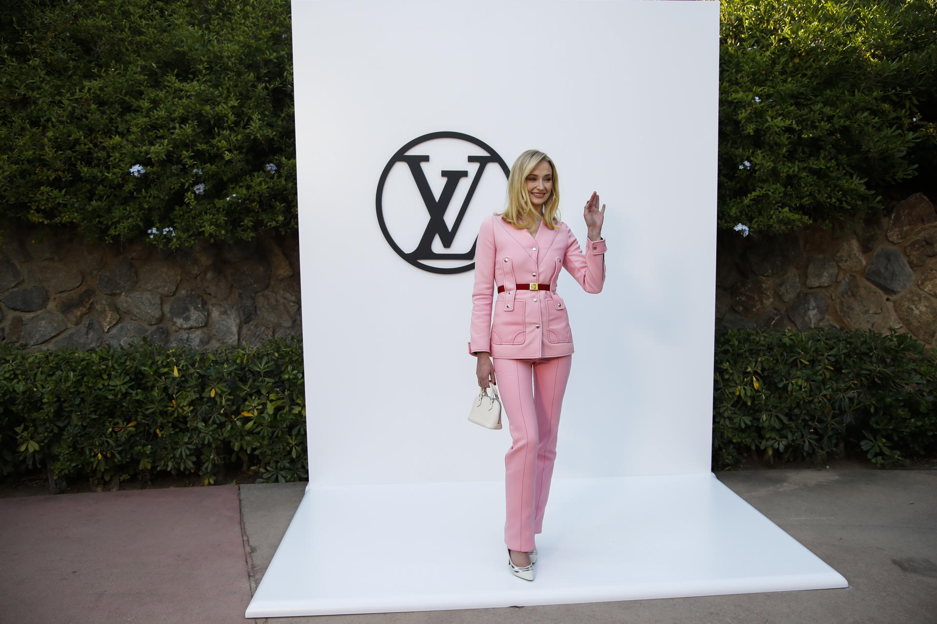 La actriz británica Sophie Turner posa en la presentación este jueves en el Park Güell de la colección 'Crucero 2025' de La 'maison' francesa de moda Louis Vuitton, diseñada por el creativo Nicholas Ghesquière, en una cita que reune a personalidades y actrices de Hollywood, además del dueño de LVMH, Bernard Arnault, el hombre con la mayor fortuna del mundo. EFE/ Marta Pérez
