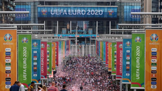 Aficionados de Inglaterra en las afueras del estadio de Wembley en Londres, antes del a final de la Eurocopa, el 11 de junio de 2021. EFE/EPA/ANDY RAIN
