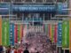 Aficionados de Inglaterra en las afueras del estadio de Wembley en Londres, antes del a final de la Eurocopa, el 11 de junio de 2021. EFE/EPA/ANDY RAIN