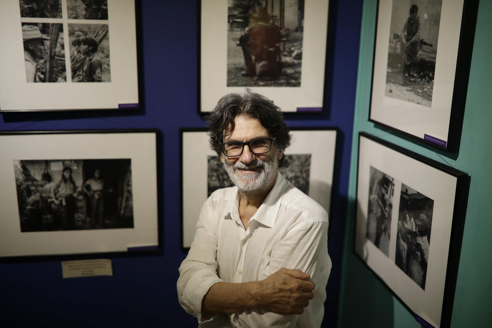 Giovanni Palazzo, fotógrafo italiano que documentó la guerra civil en El Salvador, posa durante una entrevista con EFE el 18 de abril de 2024 en el Museo de la Palabra y la Imagen (MUPI), en San Salvador (El Salvador). EFE/ Rodrigo Sura
