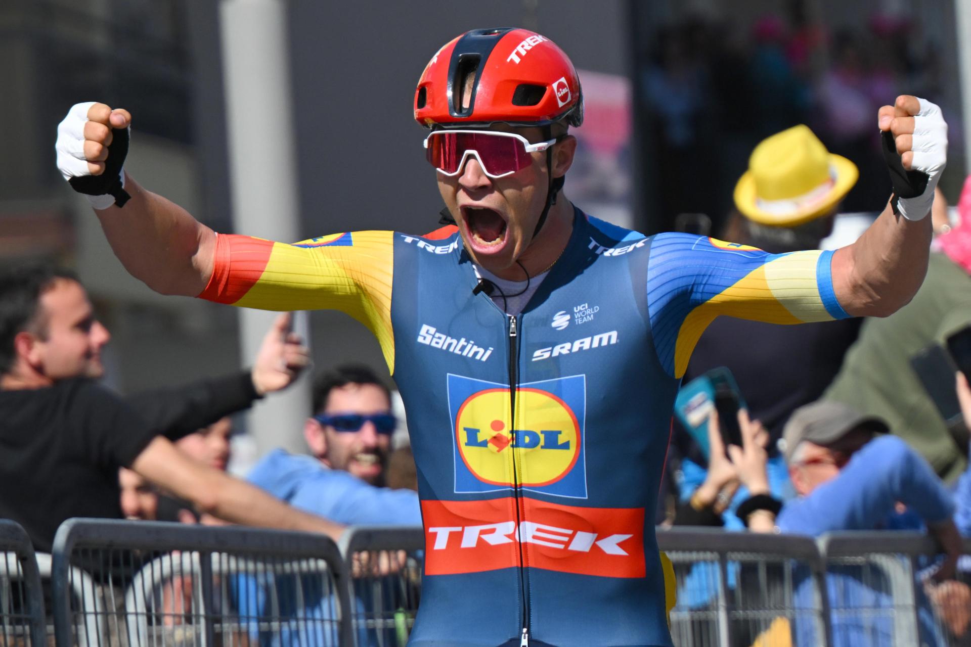 El corredor del equipo Lidl-Trek Jonathan Milan (c) celebra su victoria en la cuarta etapa de l Giro de Italia que se ha disputado entre Acqui Terme y Andora, Italia. EFE/EPA/IVAN BENEDETTO
