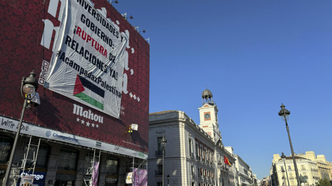 La Acampada de Madrid por Palestina realizó este jueves una "acción de desobediencia civil" en la Puerta del Sol, en uno de cuyos edificios desplegóuna pancarta con el lema "Universidades y gobierno: ruptura de relaciones YA" con instituciones israelíes no comprometidas con la paz. EFE/ Daniel Caballo
