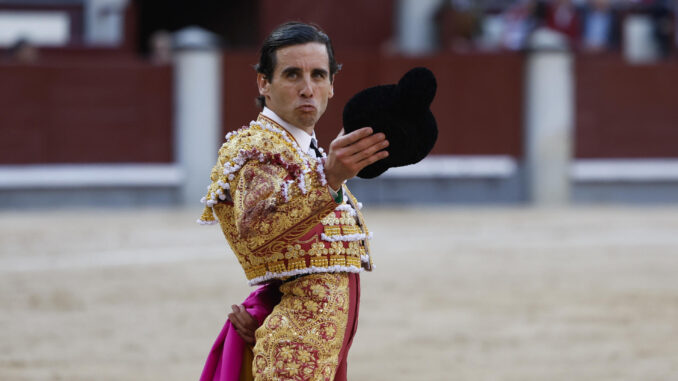 El diestro Juan Ortega durante la duodécima corrida de la Feria de San Isidro, con toros de la ganadería salmantina de El Puerto de San Lorenzo para Alejandro Talavante, Juan Ortega y Tomás Rufo, este jueves en la Plaza de Toros de Las Ventas. EFE/JuanJo Martín
