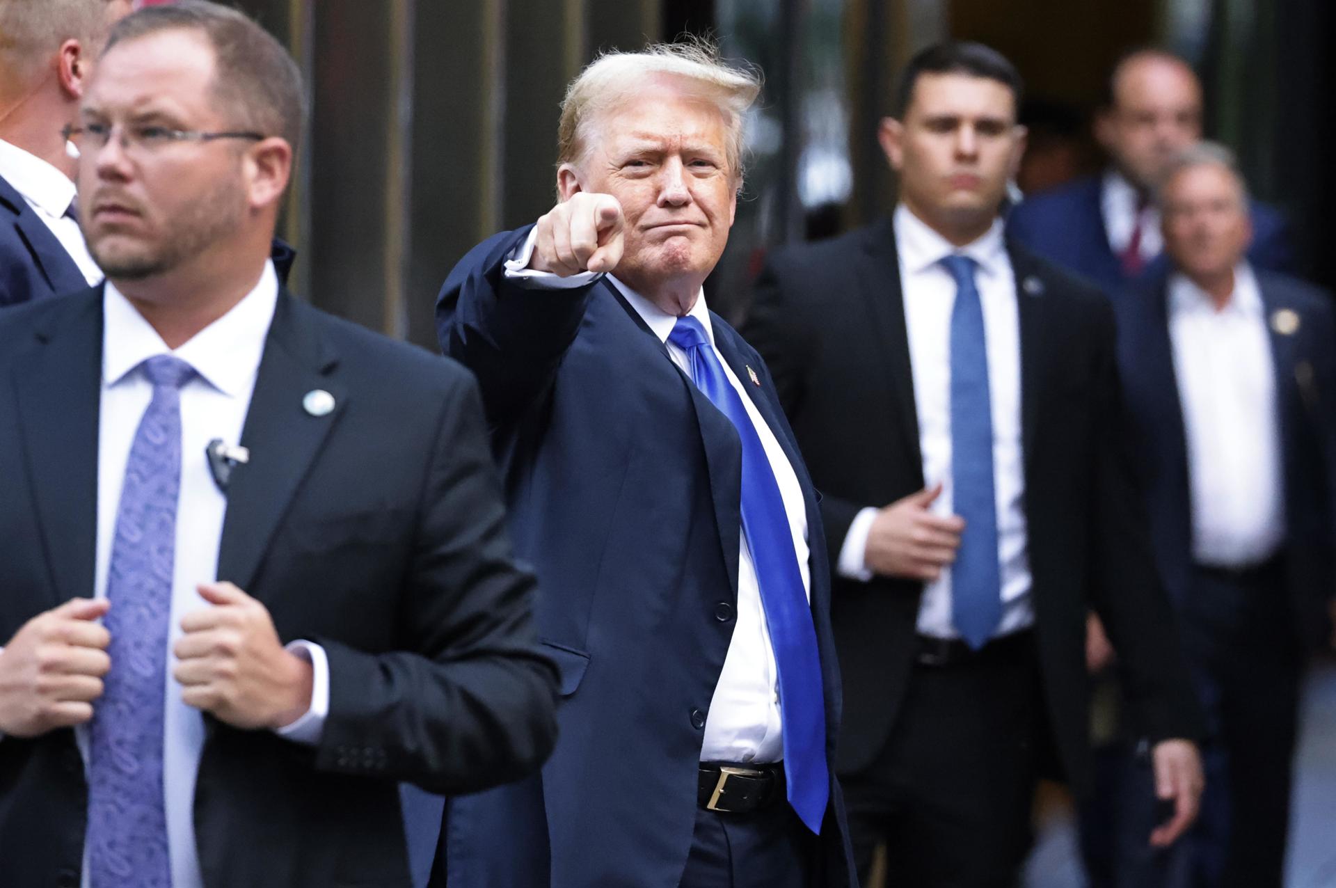 El expresidente estadounidense Donald Trump (C) hace gestos a los medios y a la multitud afuera de la Torre Trump después de que un jurado lo declaró culpable de los 34 cargos en su juicio penal en la Corte Suprema del Estado de Nueva York en Nueva York (EE.UU.). EFE/EPA/Peter Foley
