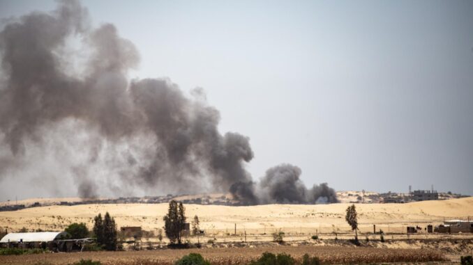 El humo se eleva tras un ataque aéreo israelí en Rafah. EFE/Haitham Imad
