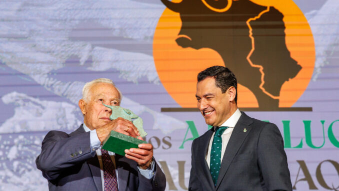 Imagen de archivo del pasado mes de febrero cuando Curro Romero recibió el premio Costillares a su carrera profesional durante el acto de la primera edición de los Premios Andalucía de la Tauromaquia. EFE/ Julio Muñoz
