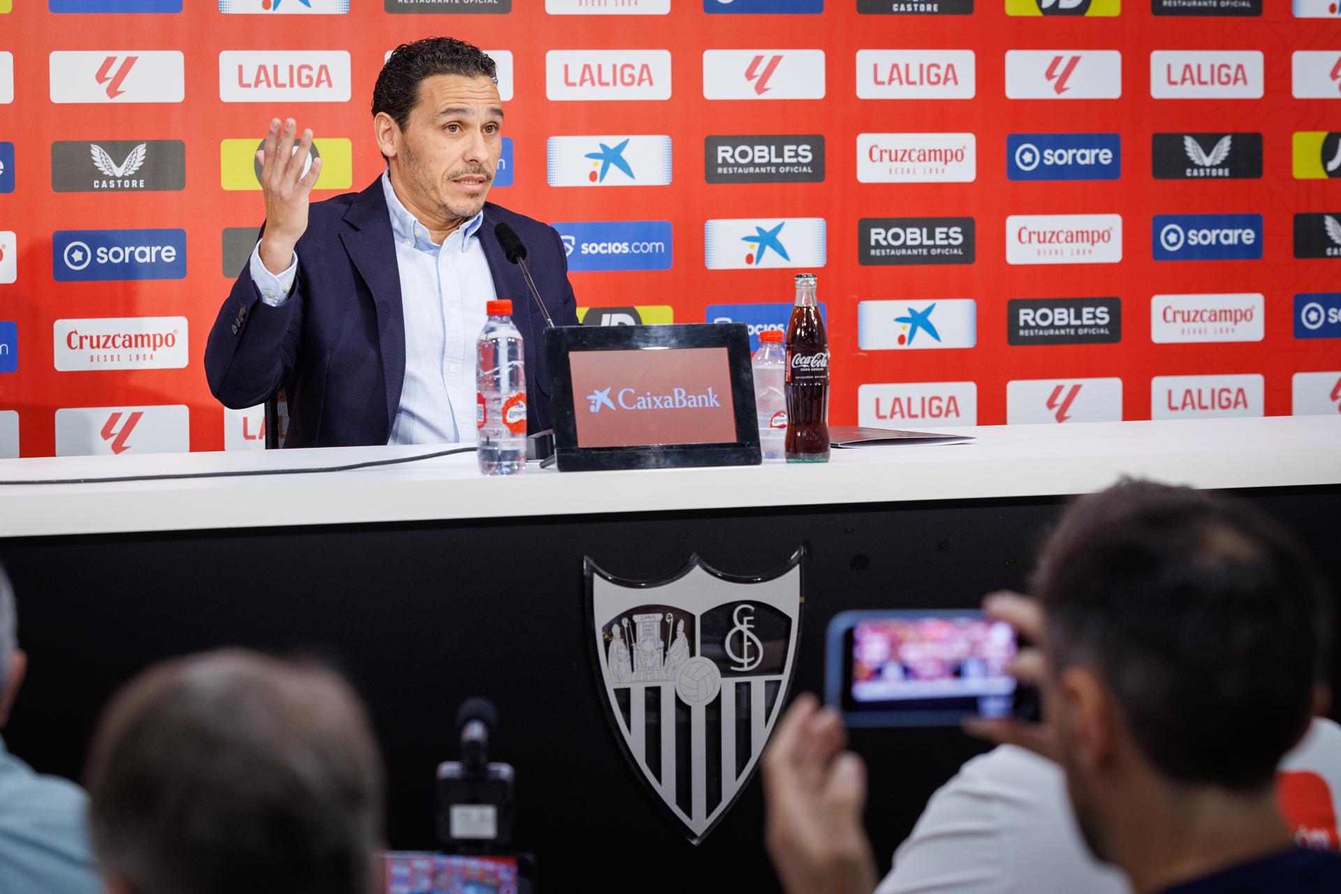 El presidente del Sevilla, José María del Nido Carrasco, durante la rueda de prensa ofrecida en la ciudad deportiva del club. EFE/ Julio Muñoz
