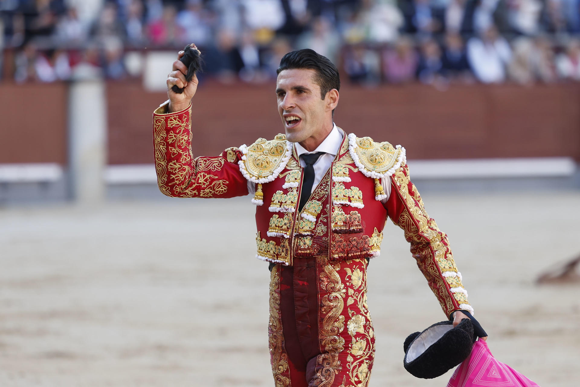 El diestro Alejandro Talavante corta una oreja con su primero de la tarde durante la duodécima corrida de la Feria de San Isidro, con toros de la ganadería salmantina de El Puerto de San Lorenzo para Alejandro Talavante, Juan Ortega y Tomás Rufo, este jueves en la Plaza de Toros de Las Ventas. EFE/JuanJo Martín
