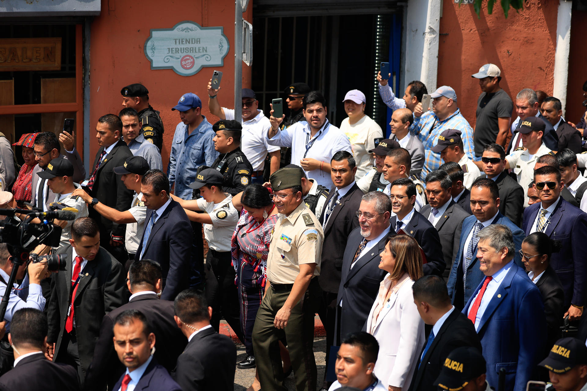 El presidente de Guatemala, Bernardo Arévalo de León, llega para presentar ante el Congreso una iniciativa para reformar la ley interna de la Fiscalía este lunes en Ciudad de Guatemala (Guatemala). EFE/ Danilo Ramírez
