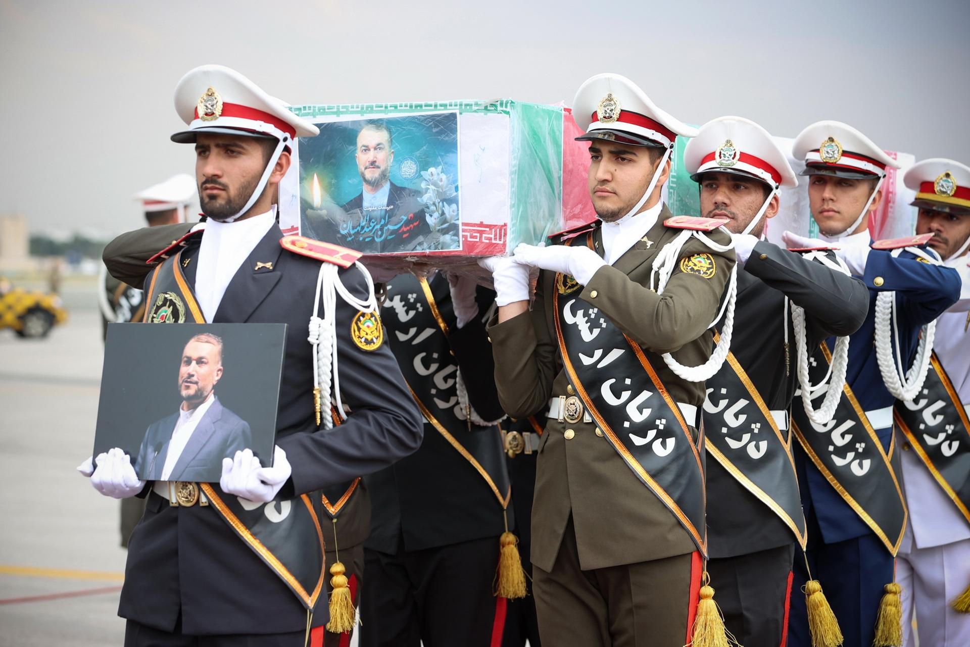 Una fotografía proporcionada por la Oficina Presidencial iraní muestra a soldados iraníes llevando el ataúd del difunto ministro de Asuntos Exteriores Hossein Amir-Abdollahian a su llegada al aeropuerto de Mehr Abad en Teherán , Irán, 21 de mayo de 2024. El presidente iraní Raisi y otras siete personas, entre ellas el ministro de Asuntos Exteriores, Amir-Abdollahian, murieron en un accidente de helicóptero el 19 de mayo de 2024, tras una visita oficial al noroeste de Irán, cerca de la frontera con Azerbaiyán, confirmó el gobierno iraní. El líder supremo de Irán, el ayatolá Ali Jamenei, anunció el 20 de mayo un luto público de cinco días tras la muerte de Raisi. (Azerbaiyán, Teherán) EFE/EPA/PRESIDENCIA IRÁN FOLLETO FOLLETO SÓLO PARA USO EDITORIAL/NO VENTAS FOLLETO SÓLO PARA USO EDITORIAL/NO VENTAS
