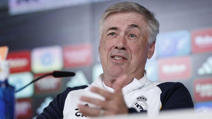 El entrenador del Real Madrid, Carlo Ancelotti, ofrece una rueda de prensa tras el entrenamiento del equipo, este lunes, en Madrid, previo a su encuentro liguero contra el Alavés. EFE/ Rodrigo Jiménez
