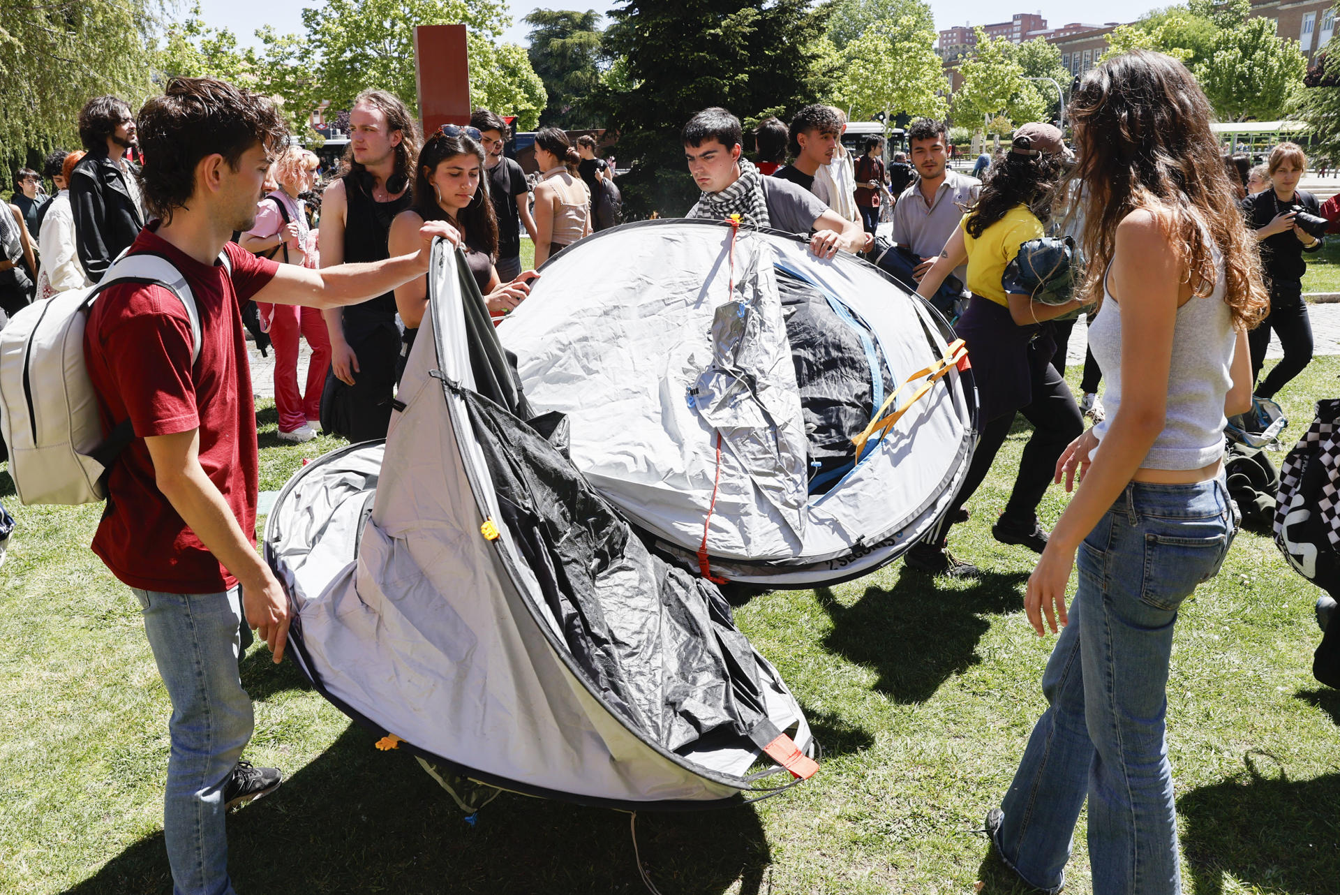 Varios universitarios se preparan para la asamblea abierta “La Uni se organiza por Palestina”, este martes en la Universidad Complutense de Madrid. EFE/ Fernando Alvarado
