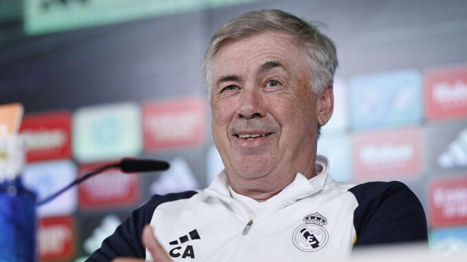 El entrenador del Real Madrid, Carlo Ancelotti, durante la rueda de prensa previa al encuentro liguero contra el Alavés. EFE/ Rodrigo Jiménez
