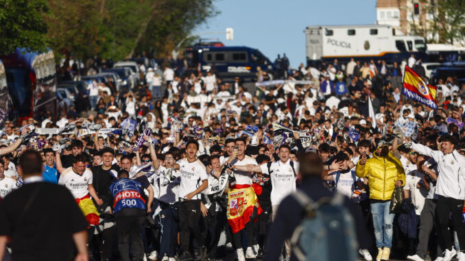 Aficionados del Real Madrid se congregan junto al Estadio Santiago Bernabéu en Madrid en una foto de archivo de Rodrigo Jiménez. EFE
