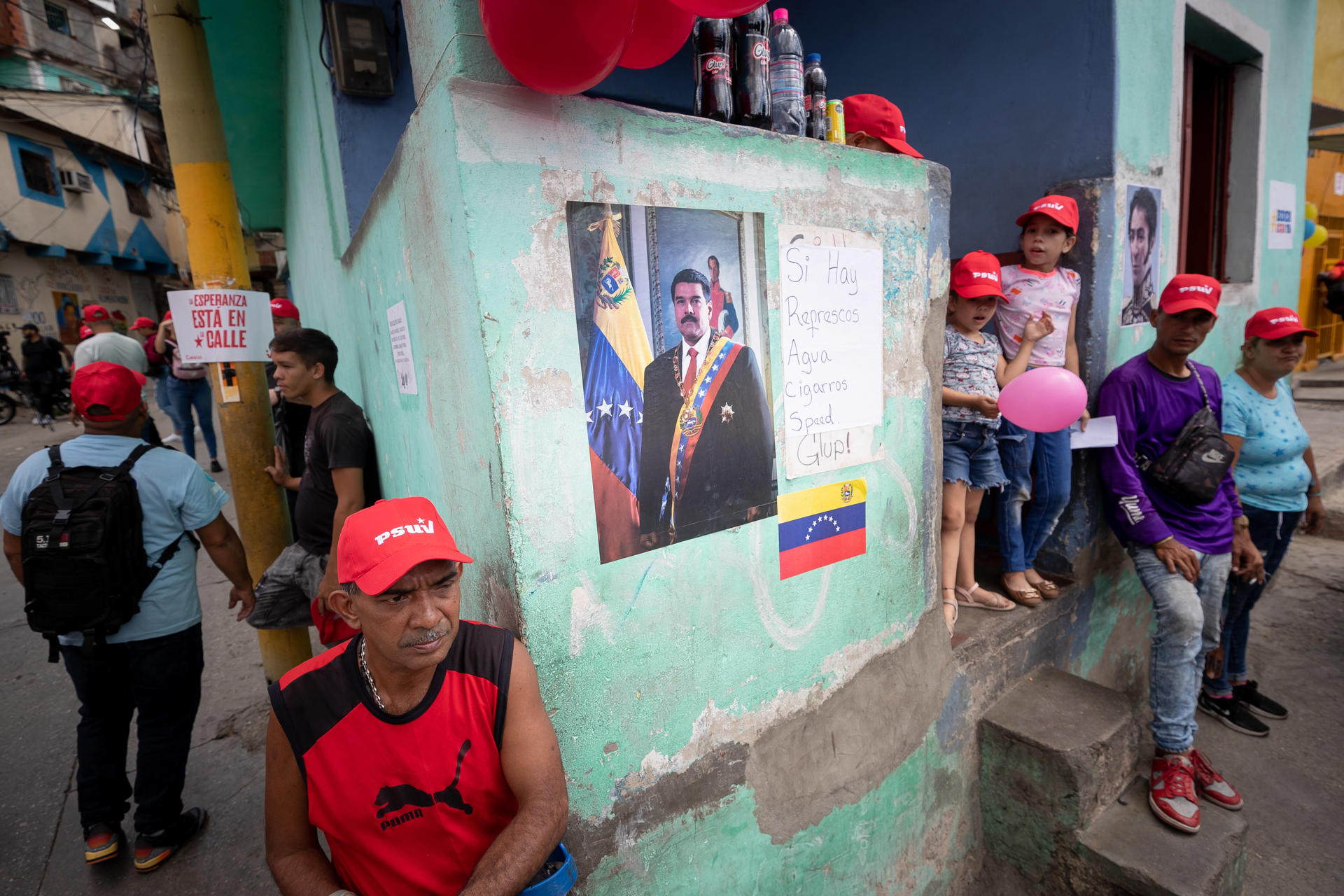 Personas participan en un acto en apoyo al presidente y candidato a la reelección presidencial, Nicolás Maduro, el 27 de mayo, en Caracas (Venezuela). EFE/ Rayner Peña R
