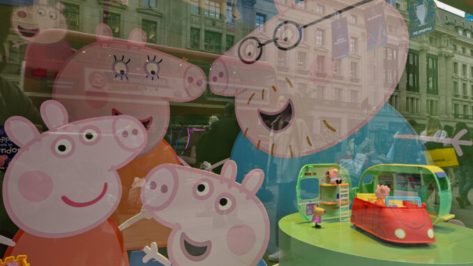 Juguetes de Peppa Pig tras el escaparate en una tienda de Londres (Reino Unido). EFE/ Cristina Alonso Pascual
