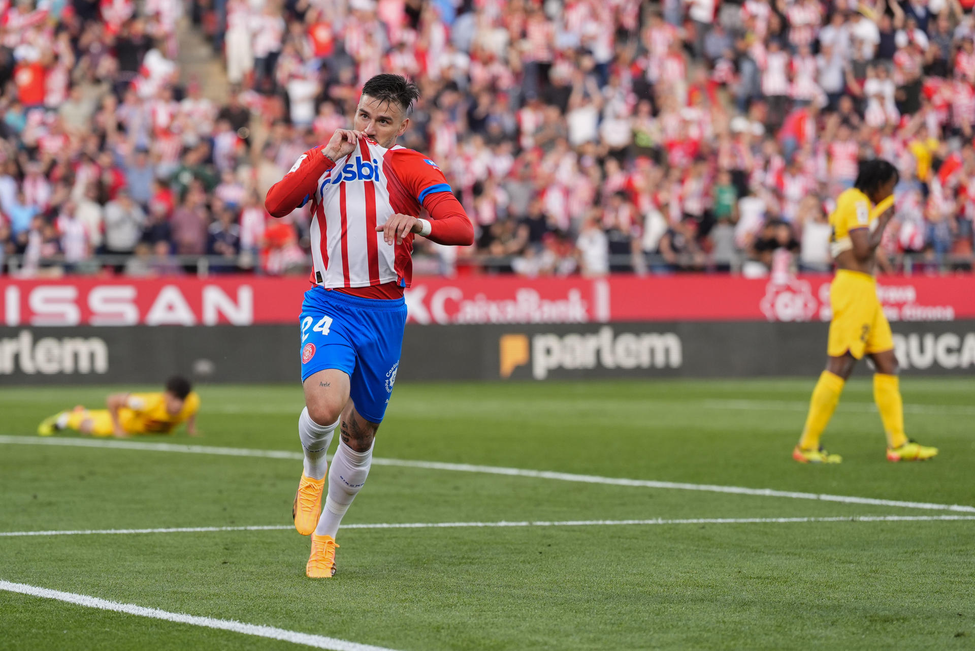 El delantero del Girona, Portu, celebra el segundo gol de su equipo durante el encuentro correspondiente a la jornada 34 de Primera División que Girona y FC Barcelona disputaron en el estadio municipal de Montilivi, en la localidad gerundense. EFE/Siu Wu.
