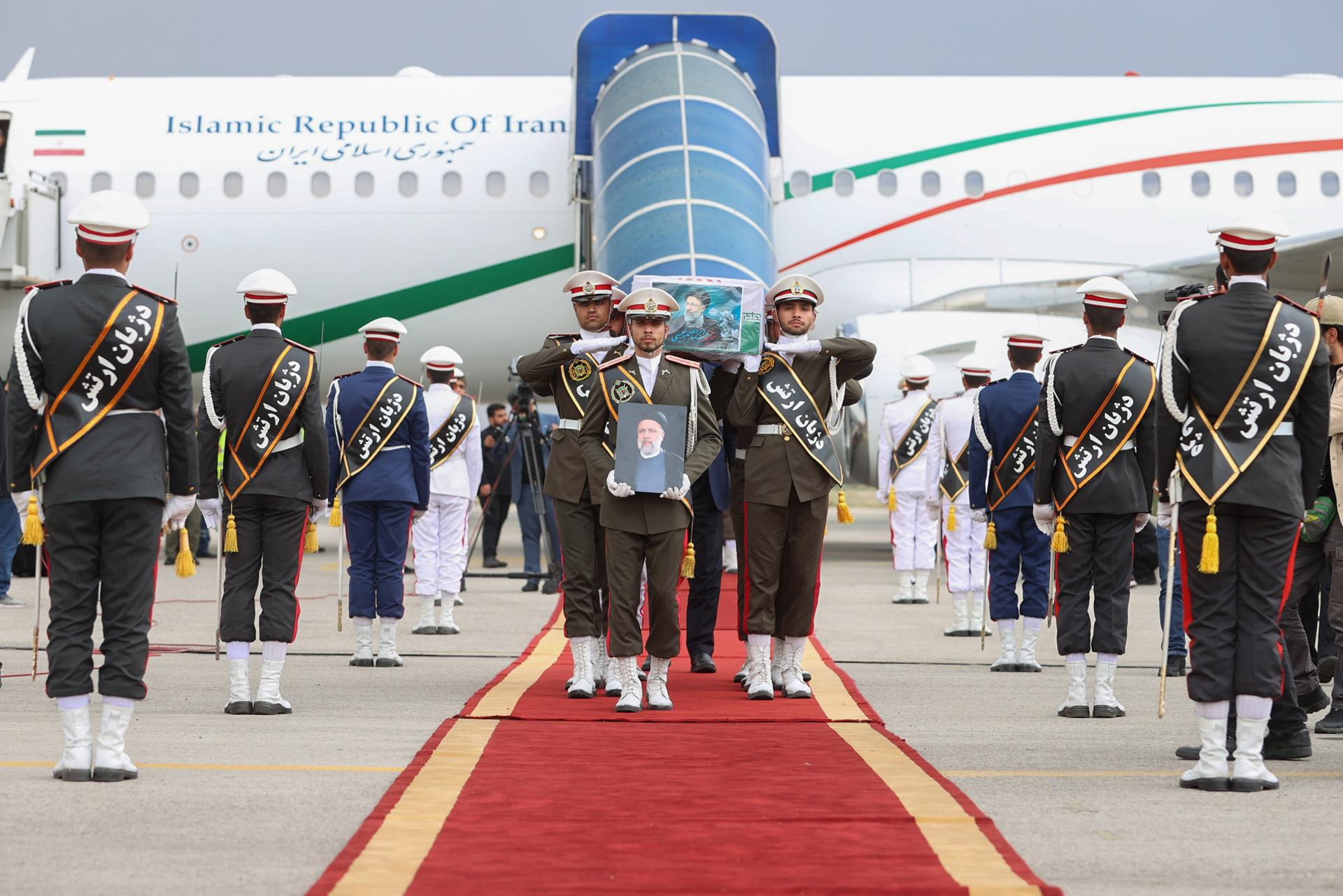 Una fotografía proporcionada por la Oficina Presidencial iraní muestra a soldados iraníes llevando el ataúd del difunto presidente Ebrahim Raisi a su llegada al aeropuerto Mehr Abad en Teherán, Irán. 21 de mayo de 2024. El presidente iraní Raisi y otras siete personas, entre ellas el ministro de Asuntos Exteriores, Amir-Abdollahian, murieron en un accidente de helicóptero el 19 de mayo de 2024, tras una visita oficial al noroeste de Irán, cerca de la frontera con Azerbaiyán, confirmó el gobierno iraní. El líder supremo de Irán, el ayatolá Ali Jamenei, anunció el 20 de mayo un luto público de cinco días tras la muerte de Raisi. (Azerbaiyán, Teherán) EFE/EPA/PRESIDENCIA IRÁN FOLLETO FOLLETO SÓLO PARA USO EDITORIAL/NO VENTAS FOLLETO SÓLO PARA USO EDITORIAL/NO VENTAS
