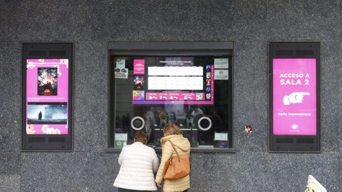 Imagen de archivo de dos mujeres mientras compran entradas en la taquilla de los Cines Callao en Madrid. EFE/ Javier Lizón
