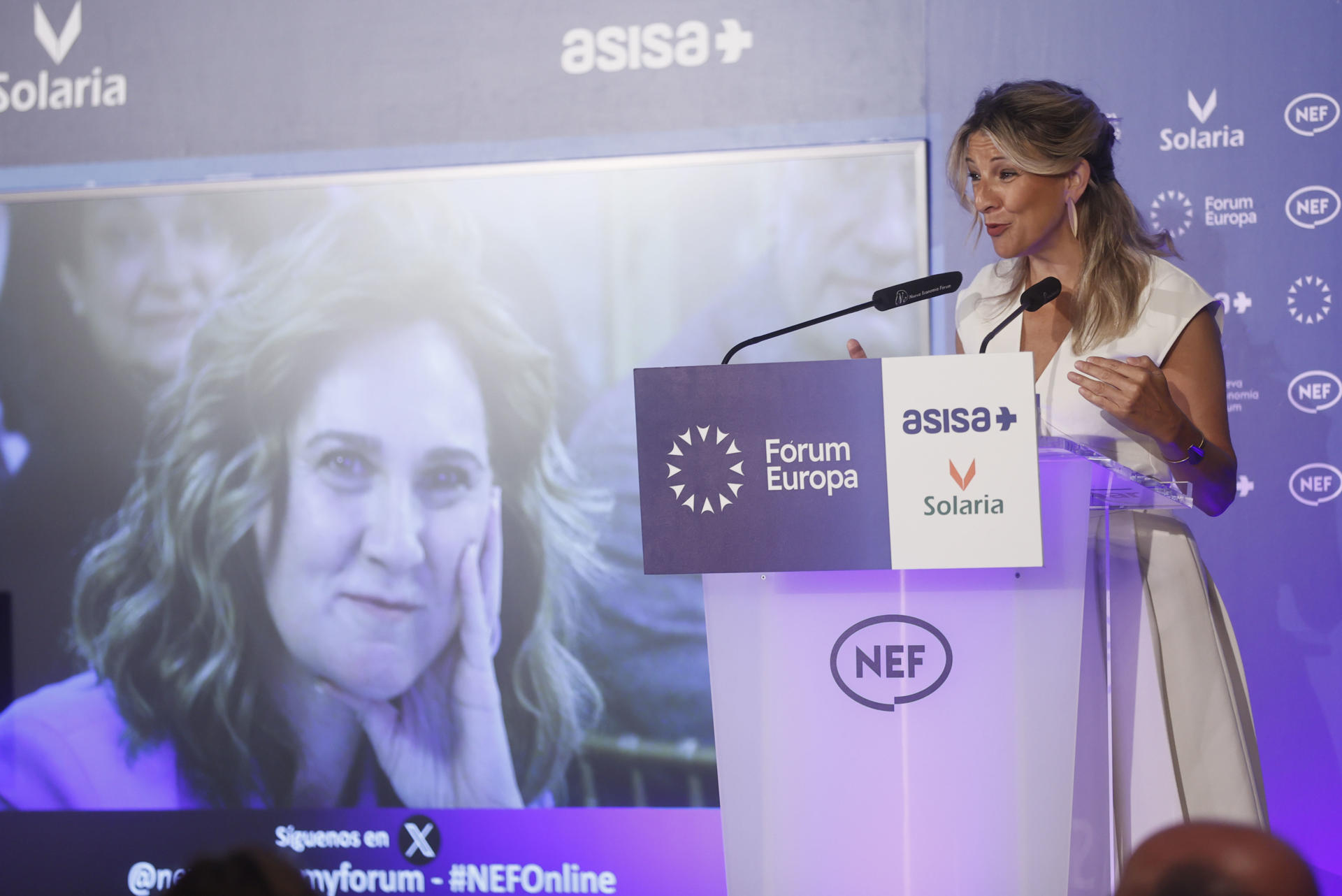 La vicepresidenta segunda del Gobierno y líder de Sumar, Yolanda Díaz, presenta a la cabeza de lista del partido para las elecciones al Parlamento Europeo, Estrella Galán (en la pantalla), durante un desayuno informativo de Fórum Europa, este lunes en Madrid. EFE/ Fernando Alvarado
