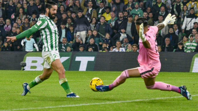 El centrocampista del Real Betis Isco (i) ante el guardameta de la UD Las Palmas Álvaro Valles durante el partido de la jornada 14 de la Liga EA Sports que se ha disputado en el estadio Benito Villamarín de Sevilla, en una foto de archivo. EFE/ Raúl Caro.
