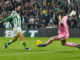 El centrocampista del Real Betis Isco (i) ante el guardameta de la UD Las Palmas Álvaro Valles durante el partido de la jornada 14 de la Liga EA Sports que se ha disputado en el estadio Benito Villamarín de Sevilla, en una foto de archivo. EFE/ Raúl Caro.