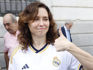 La presidenta de la Comunidad de Madrid, Isabel Díaz Ayuso, en la visita del equipo a la Real Casa de Correos durante los actos de celebración de la trigésimo sexta Liga conseguida por el club. EFE/Mariscal