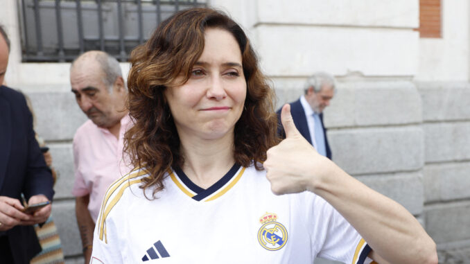 La presidenta de la Comunidad de Madrid, Isabel Díaz Ayuso, en la visita del equipo a la Real Casa de Correos durante los actos de celebración de la trigésimo sexta Liga conseguida por el club. EFE/Mariscal
