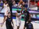 El jugador de los Clippers James Harden (c) hace una bandeja pasando por delante del de los Dallas Mavericks Luka Doncic (i) y de Daniel Gafford (R) durante la segunda mitad del partido de la NBA entre Los Angeles Clippers y los Dallas Mavericks en Dallas, Texas. EFE/EPA/ADAM DAVIS