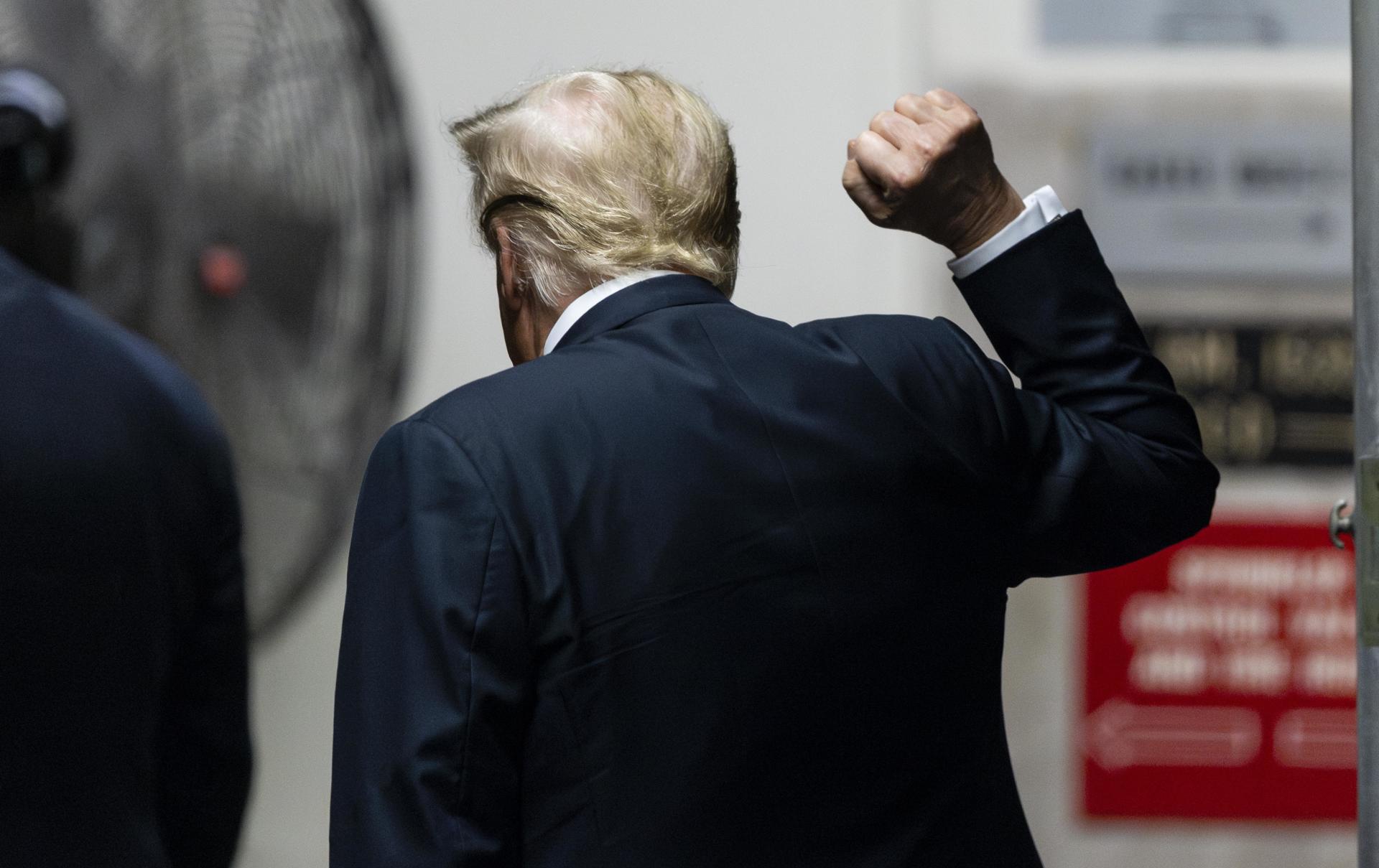 El e presidente estadounidense Donald Trump sale de la sala mientras el jurado de su juicio penal continúa deliberando en la Corte Suprema del Estado de Nueva York en Nueva York, Estados Unidos. EFE/Justin Lane
