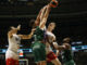 El jugador de Unicaja Jonathan Barreiro (2i) disputa un balón con Marcis Steinbergs (2d), de Baxi Manresa, durante el partido de playoff de Cuartos de final de la Liga ACB Endesa disputado en el pabellón Martín Carpena de Málaga. EFE/Jorge Zapata