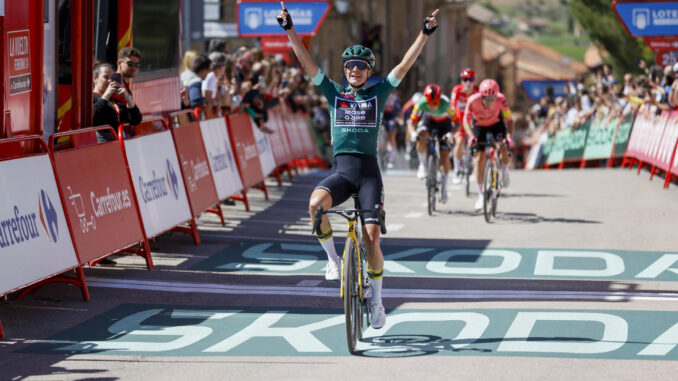 La veterana ciclista neerlandesa Marianne Vos, del equipo Visma, entra vencedora este sábado en la séptima y penúltima etapa de la Vuelta a España femenina, de 138,6 kilómetros entre San Esteban de Gormaz (Soria) y Sigüenza (Guadalajara). EFE/Ismael Herrero
