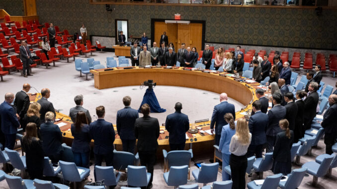 Fotografía cedida por la ONU donde aparecen los miembros del Consejo de Seguridad mientras guardan un minuto de silencio en memoria del presidente de la República Islámica de Irán, Ebrahim Raisi; el ministro de Asuntos Exteriores, Hosein Amir Abdolahian, y otros altos funcionarios, fallecidos en un accidente de helicóptero, durante una reunión sobre las amenazas a la paz y la seguridad internacionales este lunes en la sede del organismo internacional en Nueva York (EE. UU). EFE/Manuel Elías/ONU
