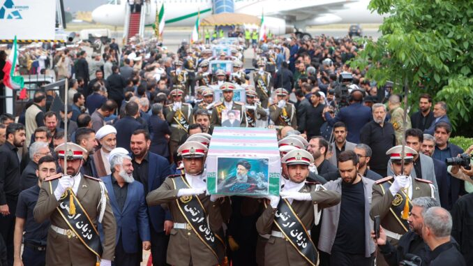 Una fotografía proporcionada por la Oficina Presidencial iraní muestra a soldados iraníes cargando los ataúdes del difunto presidente Ebrahim Raisi y sus ayudantes a su llegada al aeropuerto de Mehr Abad en Teherán , Irán, 21 de mayo de 2024. El presidente iraní Raisi y otras siete personas, entre ellas el ministro de Asuntos Exteriores, Amir-Abdollahian, murieron en un accidente de helicóptero el 19 de mayo de 2024, tras una visita oficial al noroeste de Irán, cerca de la frontera con Azerbaiyán, confirmó el gobierno iraní. El líder supremo de Irán, el ayatolá Ali Jamenei, anunció el 20 de mayo un luto público de cinco días tras la muerte de Raisi. (Azerbaiyán, Teherán) EFE/EPA/PRESIDENCIA IRÁN FOLLETO FOLLETO SÓLO PARA USO EDITORIAL/NO VENTAS FOLLETO SÓLO PARA USO EDITORIAL/NO VENTAS
