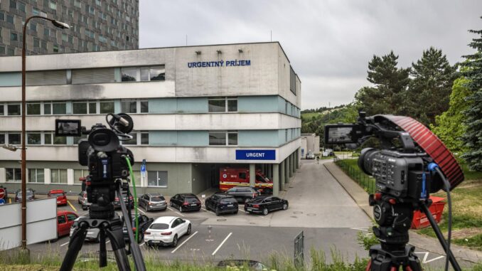 Imagen de cámaras de televisión en las inmediaciones del Hospital Universitario F. D. Roosevelt, donde el primer ministro eslovaco, Robert Fico, está siendo tratado después después del atentado que sufrió el pasado miércoles, en Banska Bystrica, Eslovaquia, el 17 de mayo de 2024. EFE/EPA/MARTIN DIVISEK
