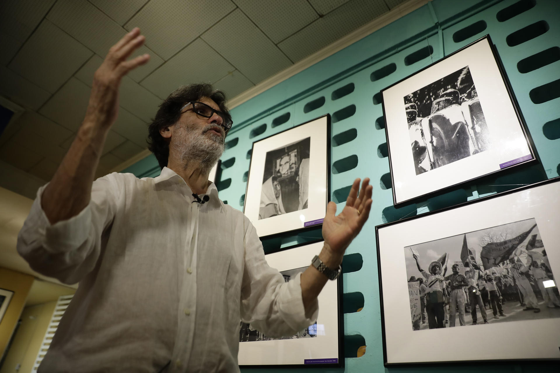 Giovanni Palazzo, fotógrafo italiano que documentó la guerra civil en El Salvador, durante una entrevista con EFE el 18 de abril de 2024 en el Museo de la Palabra y la Imagen (MUPI), en San Salvador (El Salvador). EFE/ Rodrigo Sura
