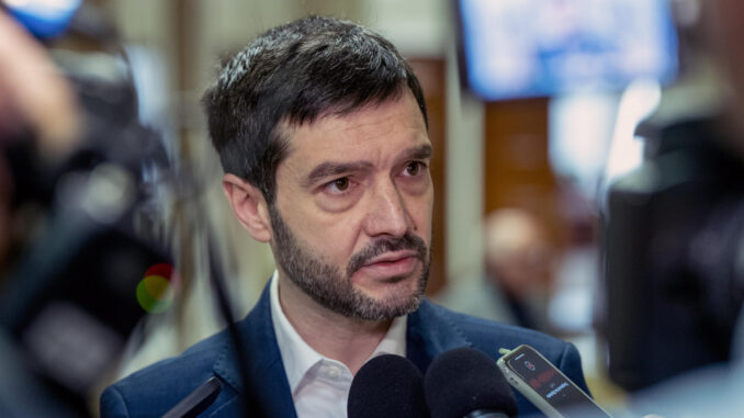El ministro de Derechos Sociales, Consumo y Agenda 2030, Pablo Bustinduy, ofrece declaraciones a los medios. EFE/ Fernando Villar
