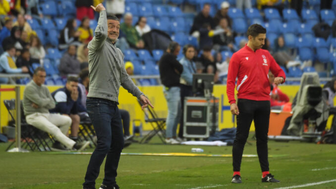 El entrenador de Las Palmas, Francisco Javier García Pimienta, da instrucciones durante el encuentro correspondiente a la jornada 36 de LaLiga entre U.D. Las Palmas y Real Betis Balompié, en el Estadio de Gran Canaria. EFE/ Ángel Medina G.
