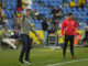 El entrenador de Las Palmas, Francisco Javier García Pimienta, da instrucciones durante el encuentro correspondiente a la jornada 36 de LaLiga entre U.D. Las Palmas y Real Betis Balompié, en el Estadio de Gran Canaria. EFE/ Ángel Medina G.