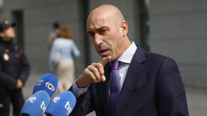 El expresidente de la Federación Española de Fútbol Luis Rubiales comparece en la Audiencia Nacional para que se le notifique formalmente la resolución que le envía a juicio por el beso no consentido a la jugadora Jenni Hermoso y las coacciones a las que habría sido sometida para justificarlo públicamente. EFE/ Rodrigo Jimenez
