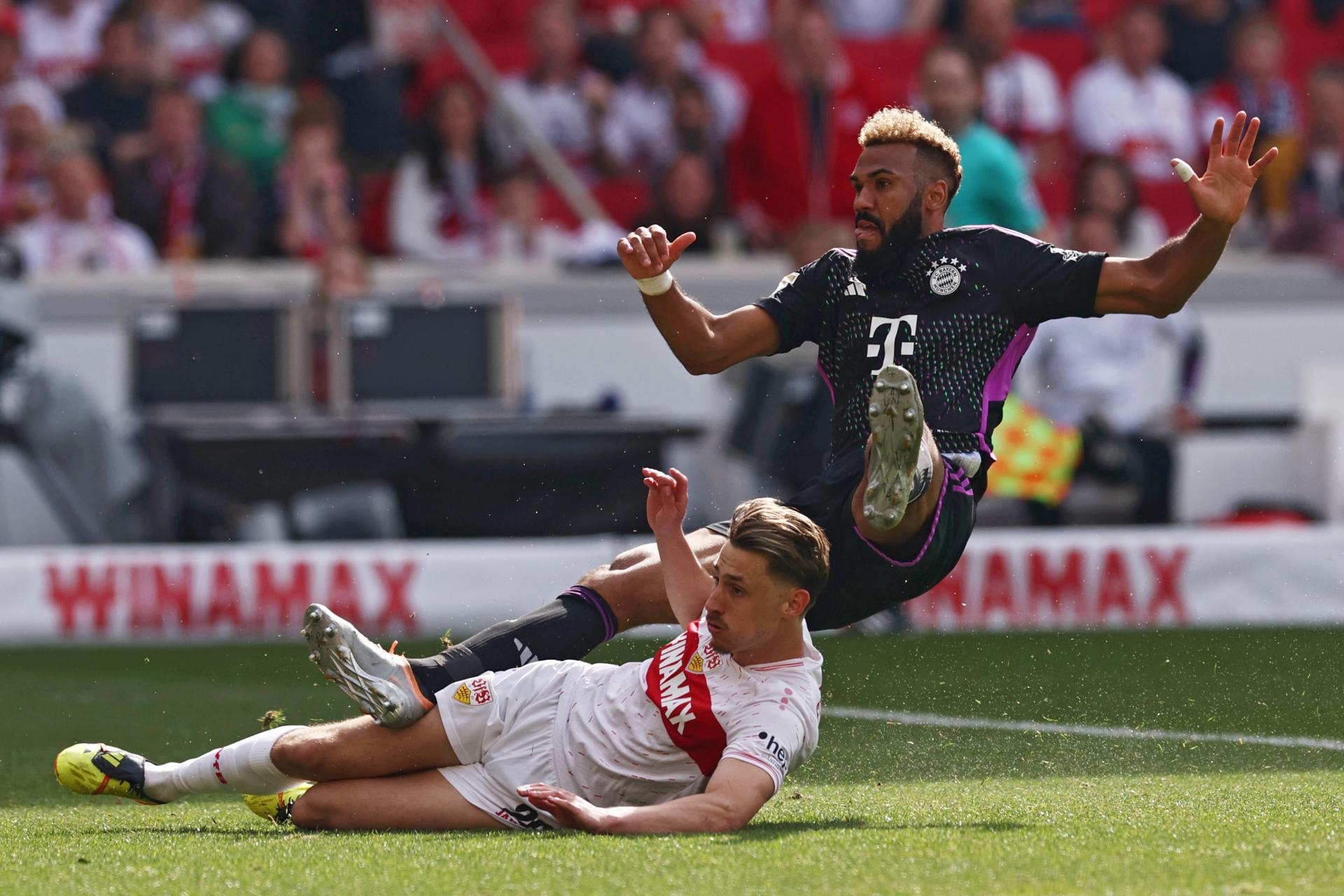 El jugador del Stuttgart Anthony Rouault (I) frena el ataque de Eric Maxim Choupo-Moting durante el partido de la Bundesliga que han jugado VfB Stuttgart y Bayern Munich en Stuttgart, Alemania. EFE/EPA/ANNA SZILAGYI
