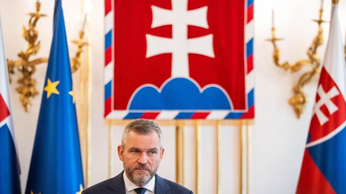 El presidente electo de Eslovaquia, Peter Pellegrini, comparece ante los medios informativos en Bratislava tras el intento de asesinato del primer ministro, Robert Fico. EFE/EPA/Jakub Gavlak
