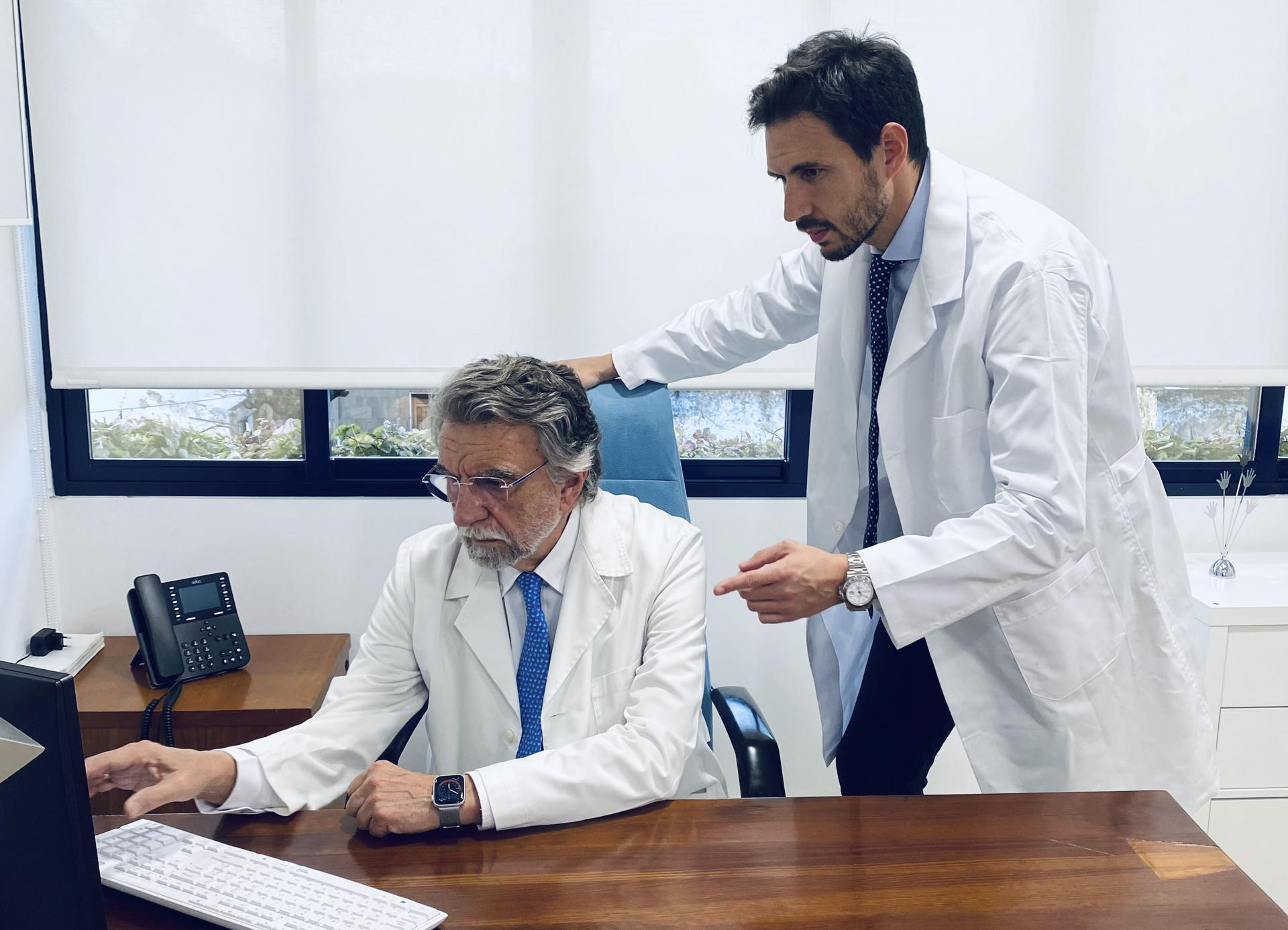 El doctor Antonio Escribano Zafra (izq), médico especialista en endocrinología, nutrición y medicina de la educación física y el deporte, quien explicó en EFE que la dieta que tomará mañana antes de la final de la Liga de Campeones el entrenador del Real Madrid Carlo Ancelotti "es un acierto total". A su lado, su hijo, el doctor Antonio Escribano Ocón. EFE/Archivo
