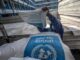 Fotografía de archivo de un trabajador de la UNRWA cargando sacos de comida. EFE/EPA/MOHAMMED SABER