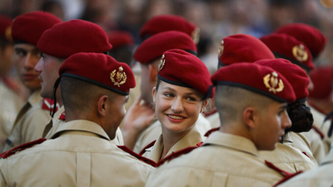 ZARAGOZA, 06/10/2023.-La princesa Leonor (c), participa con los cadetes de la Academia General Militar de Zaragoza en la ofrenda a la Virgen del Pilar, este viernes en la Basílica del Pilar de Zaragoza.- EFE/ Javier Cebollada
