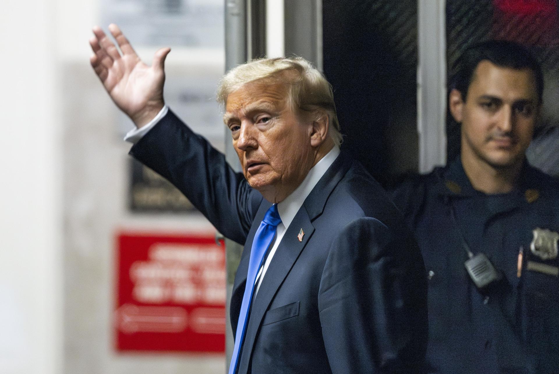 El expresidente estadounidense Donald Trump sale de la sala mientras el jurado de su juicio penal continúa deliberando en la Corte Suprema del Estado de Nueva York en Nueva York, Estados Unidos. EFE/Justin Lane
