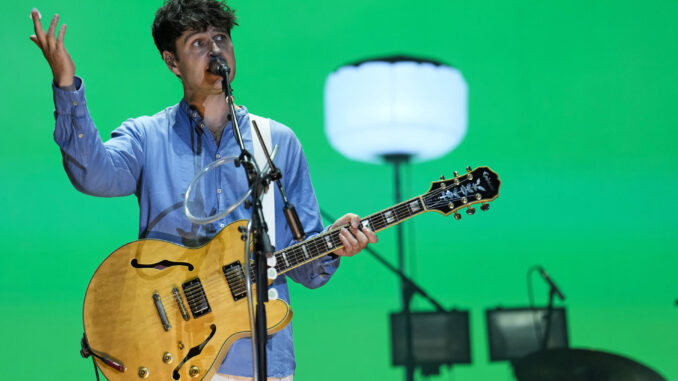 El cantante estadounidense de Vampire Weekend, Ezra Koenig, durante su concierto de la primera jornada de pago del Primavera Sound, este jueves en Barcelona. EFE/Alejandro García
